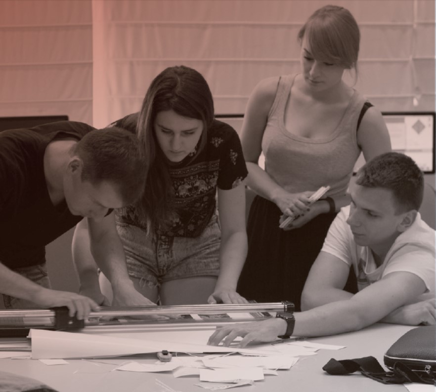 Estudiantes trabajando