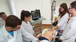 Estudiantes realizando prácticas de Enfermería