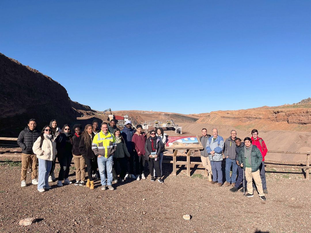 Alumnos posando a la entrada de la cantera de San Carlos