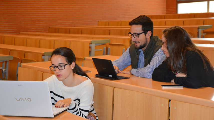 Estudiantes en la facultad de Derecho de Ciudad Real