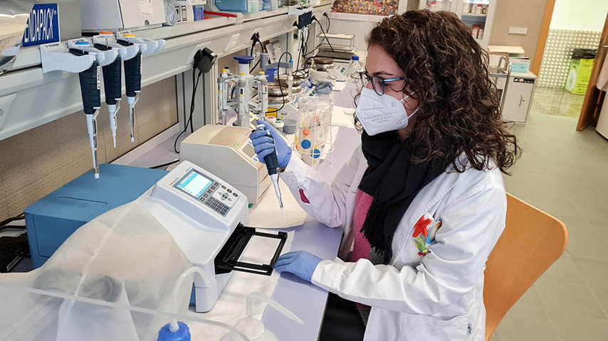 La investigadora Melania González-Rodríguez, en el laboratorio