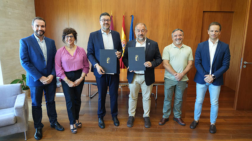 Firma de los convenios APS, investigación e innovación docente.