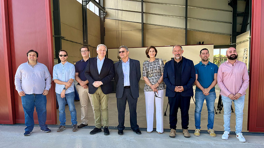 Grupo de investigación DYNAMO y autoridades en la visita a LAViGEM