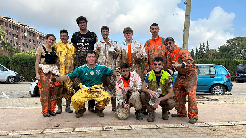 Grupo de estudiantes de la UCLM ayudando a los pueblos afectados por la DANA