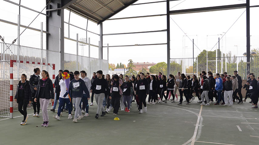 El Campus de Ciudad Real celebra una marcha contra la violencia machista encabezada por la atleta Gemma Arenas