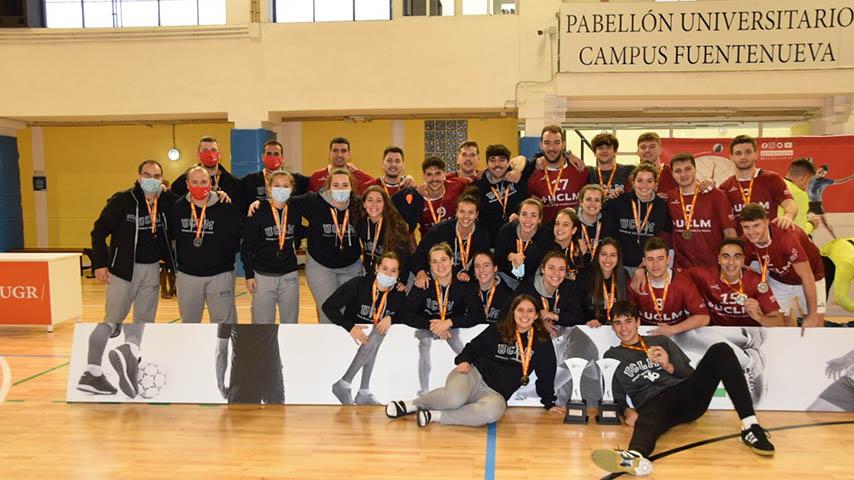 Componentes del equipo masculino y femenino de la UCLM que han logrado la plata en el Campeonato de España Universitario de balonmano.