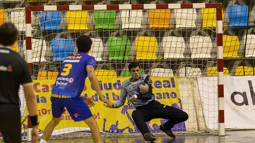 Imanol Rodrigo ataja un lanzamiento en un partido disputado en el Quijote Arena.