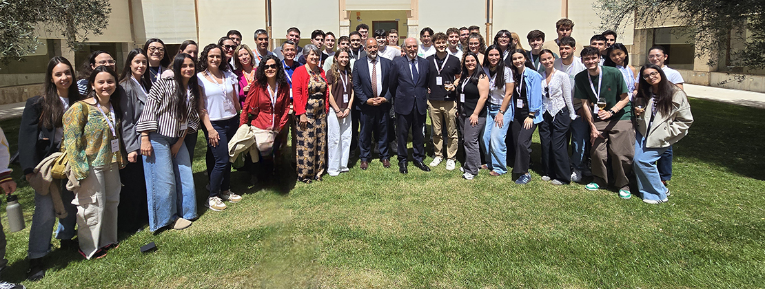 Julián Garde y Antonio Brufau posan con estudiantes de la UCLM