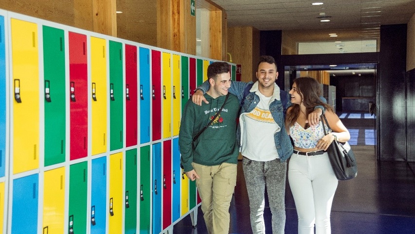 estudiantes paseando